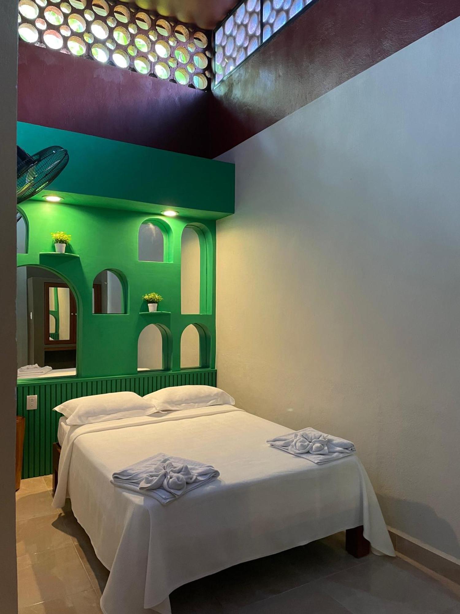 Hostal Poquito A Poquito Valladolid  Eksteriør billede