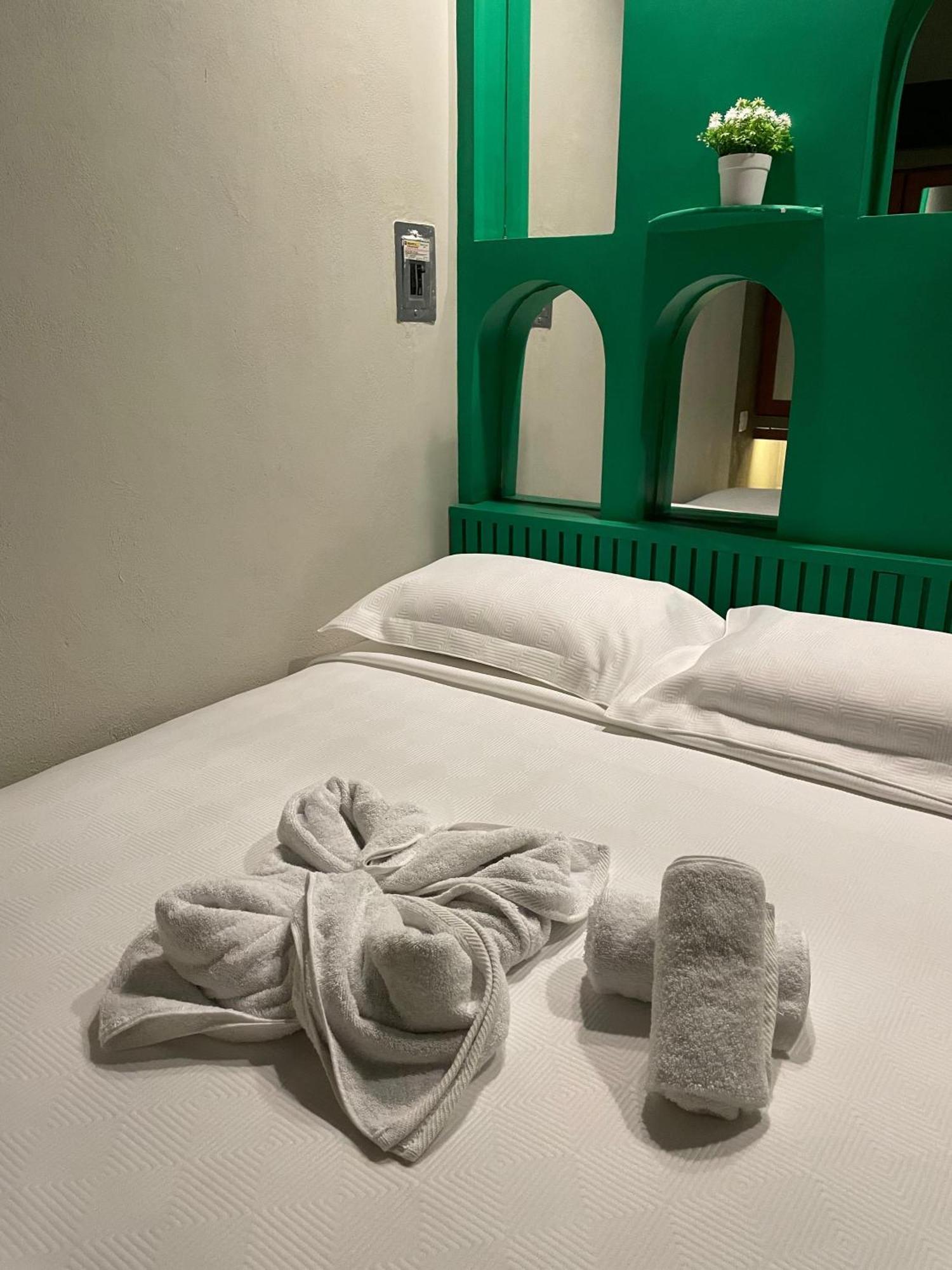 Hostal Poquito A Poquito Valladolid  Eksteriør billede