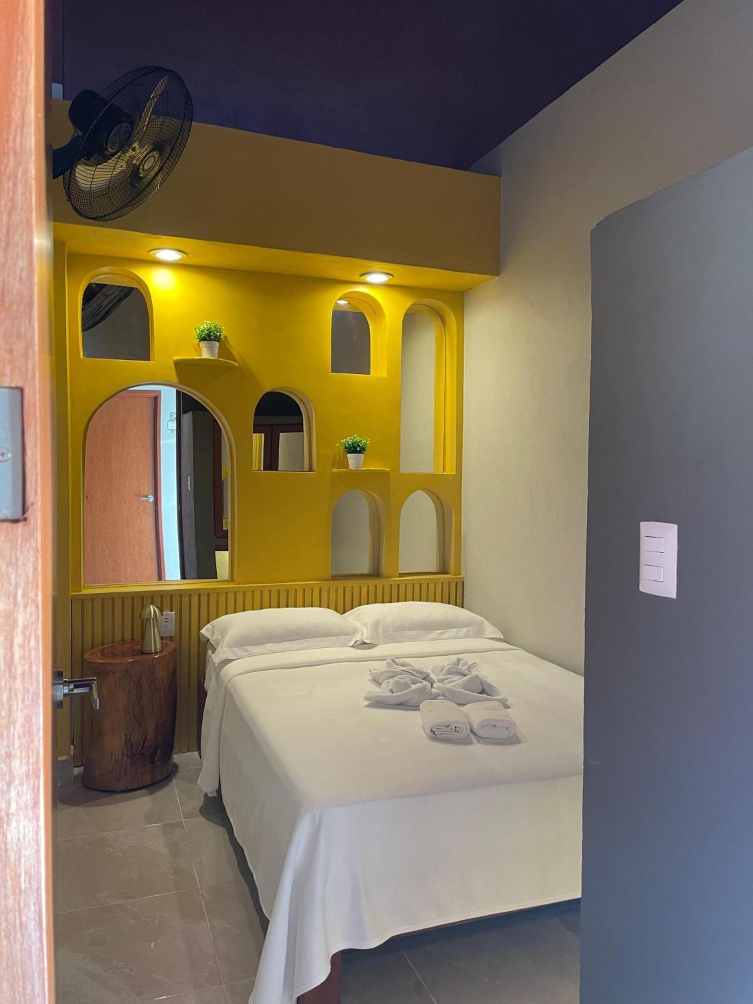Hostal Poquito A Poquito Valladolid  Eksteriør billede