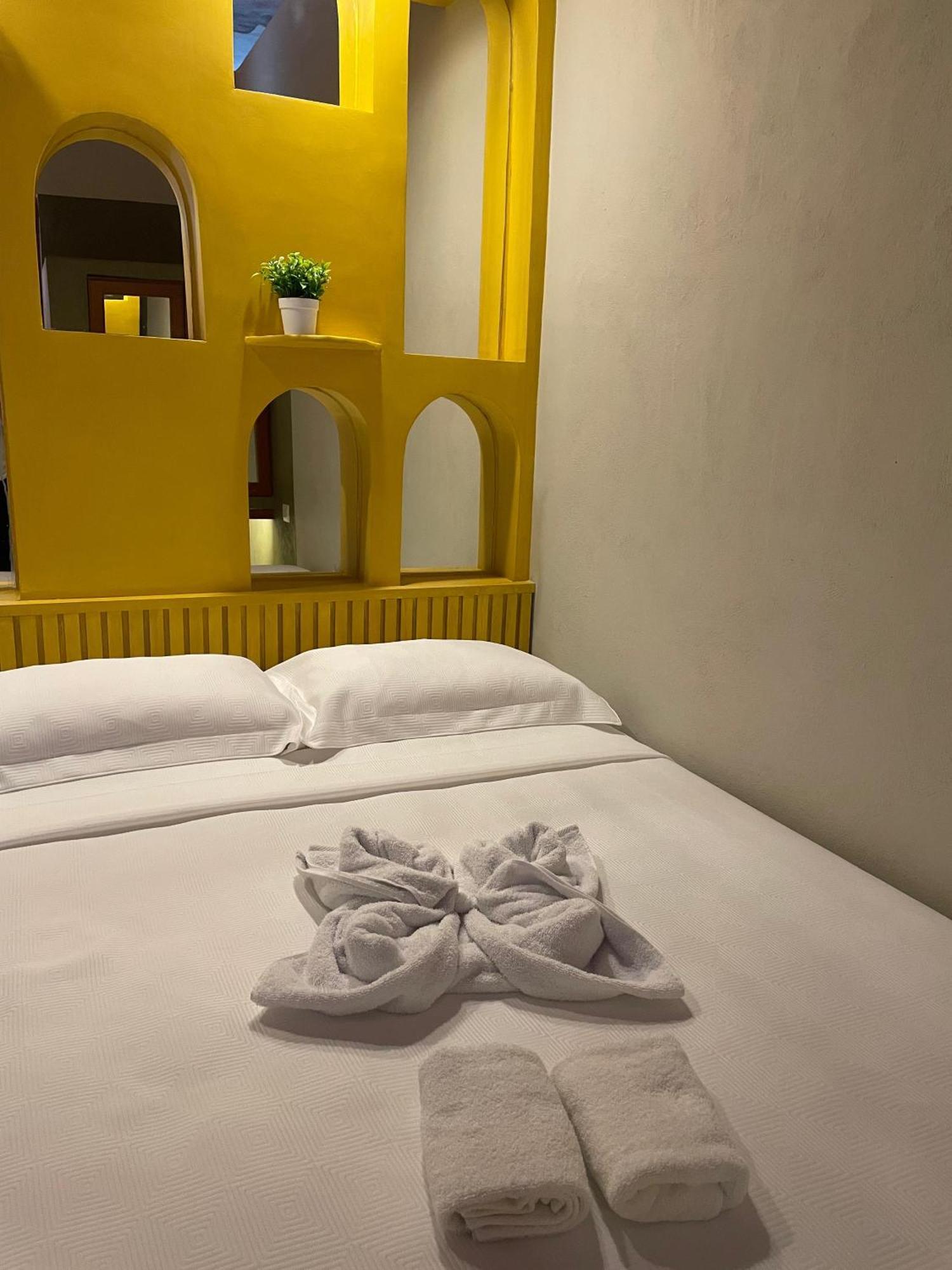 Hostal Poquito A Poquito Valladolid  Eksteriør billede